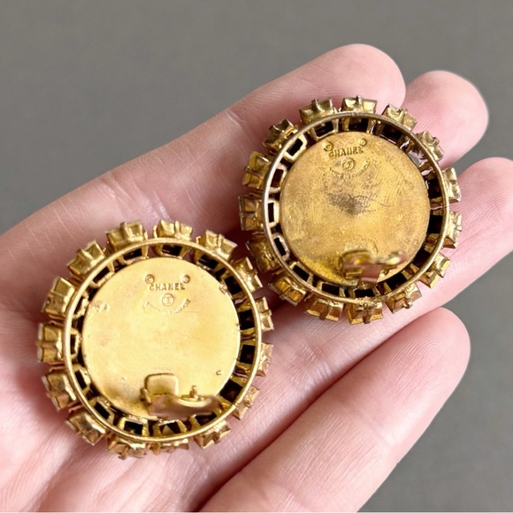 💥SOLD💥 CHANEL 💎 Ultra Rare Vintage XL Barbie CC Rhinestone Pearl Clip Earrings - Picture 8 of 10